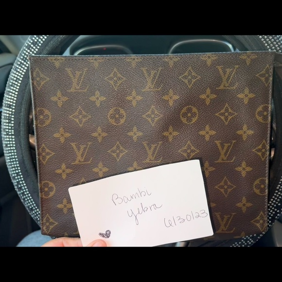 LV TOILETRY 26 MONOGRAM - Picture 1 of 16